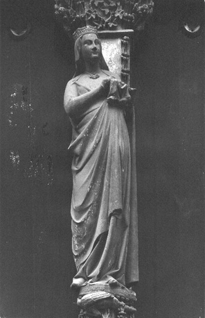 Noordelijke facade, portaal. trumeau: Maria met Christuskind (Christuskind verdwenen)