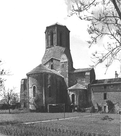 Koor, transept met absidiool, en klokkentoren vanuit het westen