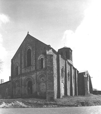 Westfacade en zuidzijde van kerk vanuit het zuidwesten
