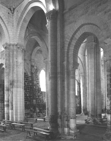 Zicht op schip en zijbeuken vanuit het noordelijk transept