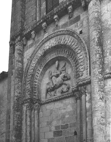 Westfacade, noordelijke arcade; in timpaan: zegevierende ridder en overwonnen man