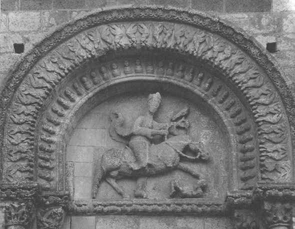 Westfacade, noordelijke arcade, timpaan: zegevierende ridder en overwonnen man