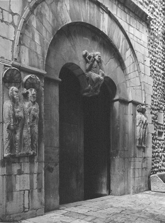 Zuidportaal; op sluitsteen: Majestas Domini; portaalwangen (piedroits) twee groepen beelden: (rechts) Petrus en Johannes de Doper (links) Paulus en een onbekend personage