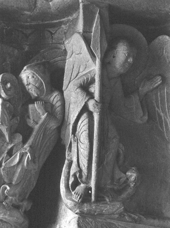 Narthex, kapiteel: engel met lans staande op een draak (deel van 'Psychomachie': strijd tussen deugden en ondeugden?)