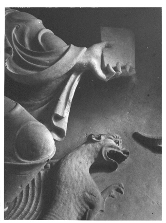 Zuidelijke zijbeuk, kapiteel: Verzoeking van Christus in de woestijn, detail: linkerhand van Christus met een boek, en hoofd van draak