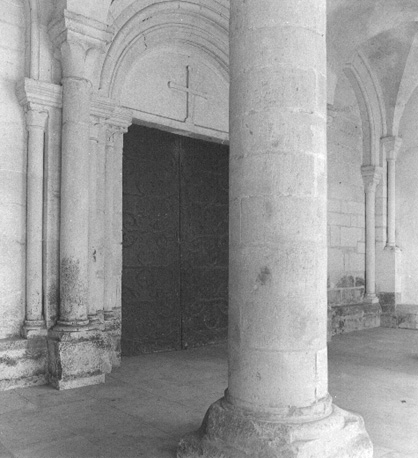 Abdijkerk, narthex, zicht op poort in westelijke muur