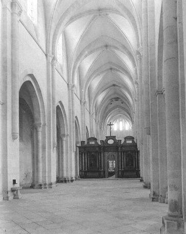 Abdijkerk, middenschip vanuit het westen met zicht op koorhek