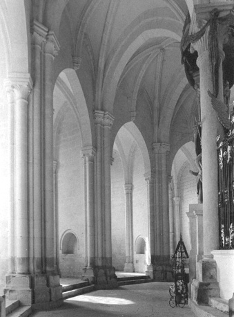 Abdijkerk, kooromgang ter hoogte van koorsluiting (vanuit het noorden)