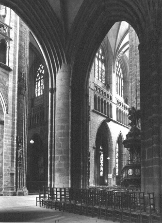 Zicht op koor en noordelijk transept vanuit zuidelijke zijbeuk