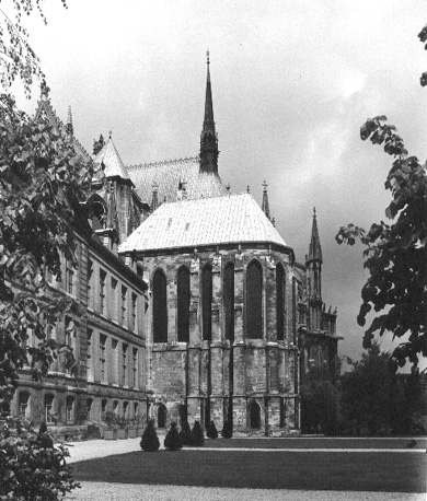Links: oostelijke facade van voormalig aartsbisschoppelijk paleis; midden: kapel ("chapelle palatine"); achtergrond: koor van kathedraal, vanuit het zuiden