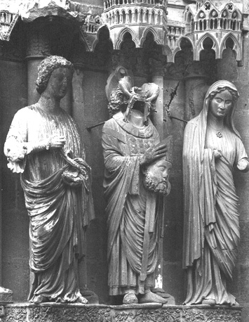 Noordfacade, middenportaal, linker portaalwang: sint Nicasius groep (drie beelden)