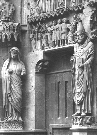 Noordfacade, middenportaal, detail: pauselijk figuur op trumeau, Euterpe (li.) een van de muzen