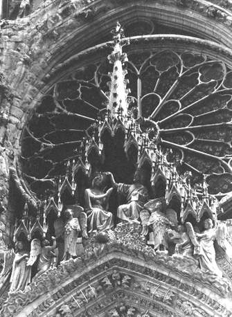Westfacade, middenportaal, wimberg: Kroning van Maria