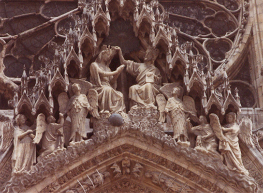 Westfacade, middenportaal, wimberg: Kroning van Maria