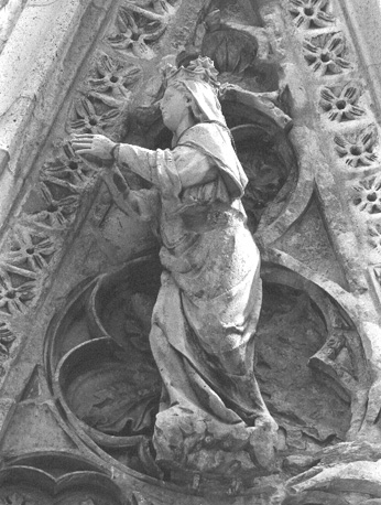 Westfacade, zuidwestelijke steunbeer, westzijde: gekroonde vrouwenfiguur in wimberg