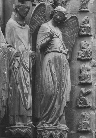 Westfacade, noordelijk portaal, linker portaalwang: Sint Dionysius met engel