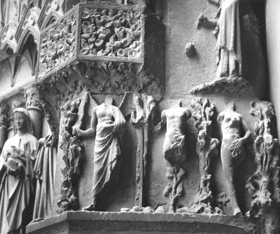 Westfacade, middenportaal, trumeausokkel rechterzijde: Verdrijving van Adam en Eva uit paradijs