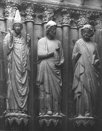Westfacade, zuidelijke portaal, linker portaalwang: paus, profeet, apostel (links naar rechts)