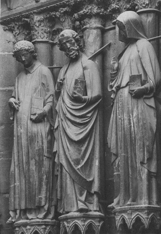 Westfacade, noordelijk portaal, rechter portaalwang: (links naar rechts) Sint Stephanus, mannelijke en vrouwelijke heilige met boek