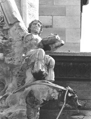 Westfacade: zittend figuur bovenop waterspuwer, op zuidwestelijke steunbeer