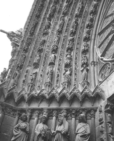 Westfacade, middenportaal, linker portaalwang: Presentatie van Christuskind in de tempel; archivolten boven de beelden
