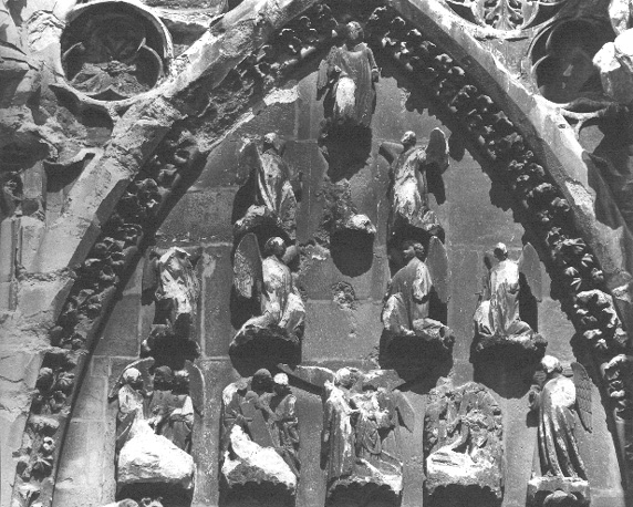 Westfacade, zuidwestelijke steunbeer, zuidzijde: bovenste deel van timpaan (Leven van Johannes de Evangelist)