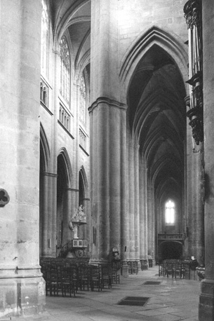 Noordelijke zijbeuk vanuit noordelijk transept