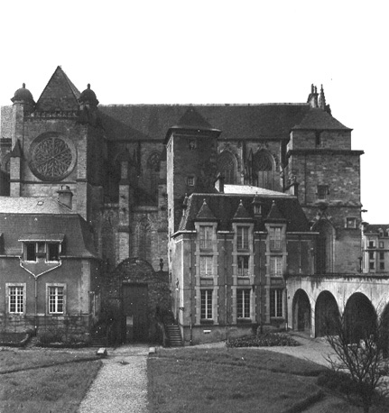 Noordzijde van kathedraal vanuit binnenplaats van bisschoppelijk paleis