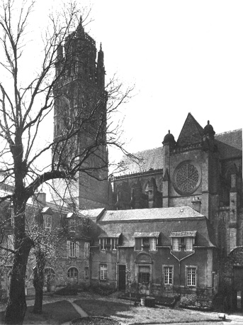 Klokkentoren, koor en noordelijk transept vanuit binnenplaats van bisschoppelijk paleis