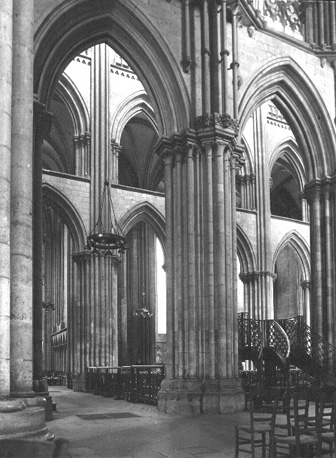 Zicht op middenschip, zuidelijke zijbeuk en transept, gezien vanuit het noorden