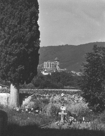 Zicht vanuit de begraafplaats in Valcabrère