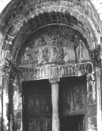 Westfacade; latei: twaalf apostelen; timpaan: Aanbidding der Koningen en (rechts) een bisschop (Sint Bertrand?)