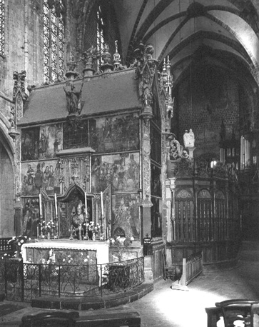Mausoleum van Sint Bertrand, achter het hoogaltaar (vanuit het oosten). Rechts: houten koorafsluiting; achtergrond: orgel.