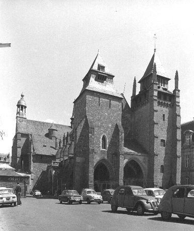 Westfacade met twee torens (versterkt) vanuit het noordwesten