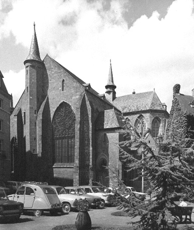 Zuidelijke en oostelijke zijde van kerk vanuit het zuiden