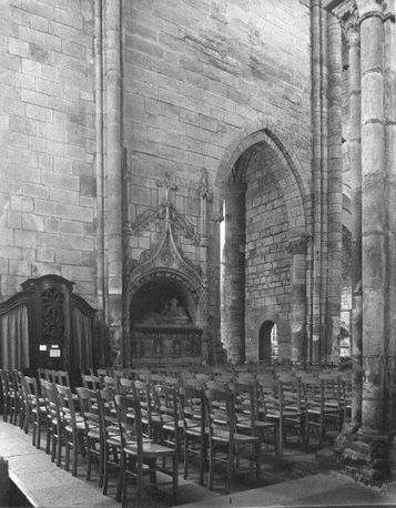Zuidtransept: graf van Mgr. Le Groing de la Romegère (?)