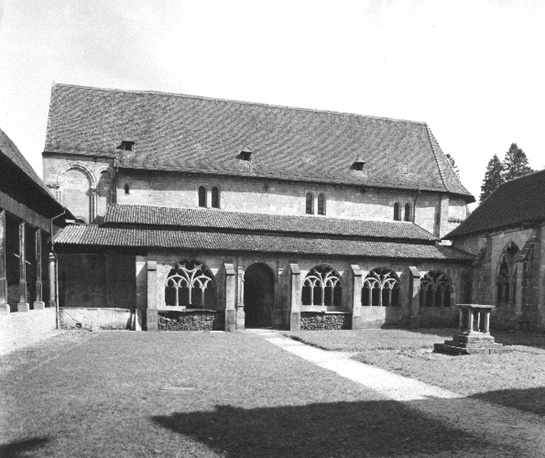 Kloostergang met zicht op Petite-Eglise-Notre-Dame