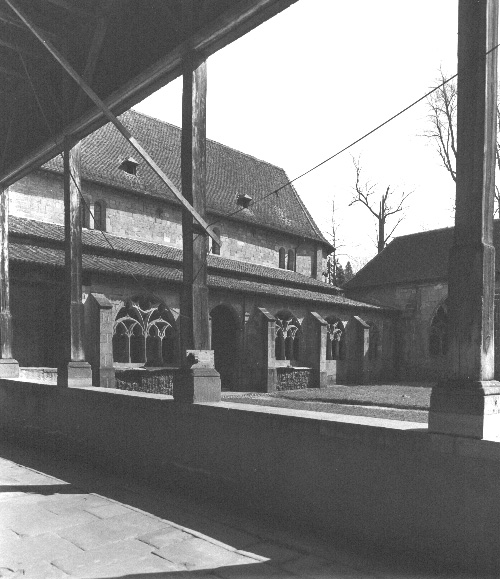 Kloostergang met zicht op Petite-Eglise-Notre-Dame (links)