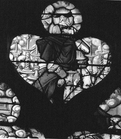 Noordelijke zijbeuk, gebrandschilderd raam met de Apocalypse, detail: Christus tussen zeven gouden kandelaren verschijnt aan Johannes