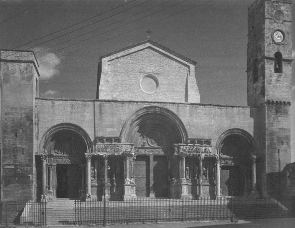 Westfacade met drie portalen