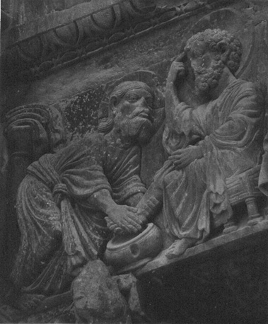 Westfacade, latei: Christus wast de voeten van de apostelen