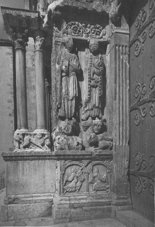 Westfacade, middenportaal, linker portaalwang: Johannes de evangelist en Petrus