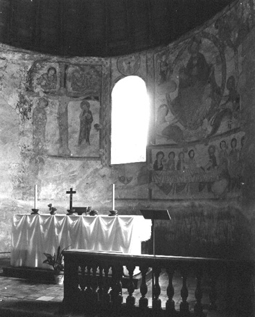 Koor, muurschilderingen: (links van raam) Christus aan kruis tussen Maria en Johannes, (rechts) Christus in mandorla met symbolen van de vier evangelisten (boven), Laatste Avondmaal (beneden)