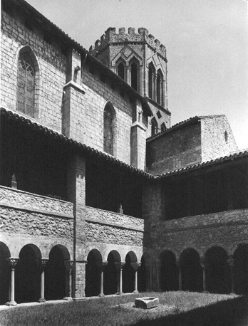 Zicht op kloosterhof, kloostergang en zuidelijke zijde van kathedraal
