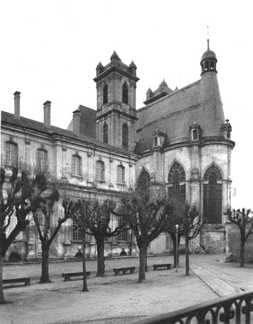 Koor van kerk met smalle klokkentoren, voormalige abdij (?) links vanuit het zuidoosten