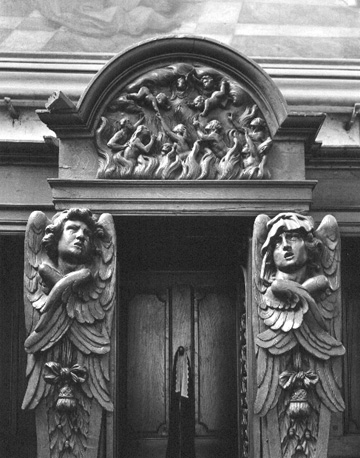 Kapel in zuidelijke zijbeuk: biechtstoel met voorstelling van de bevrijding uit het vagevuur; beneden: allegorische figuren van Berouw en Boete