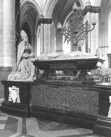 Zuidelijke zijbeuk: graf van Eustache de Croy (bisschop van Arras, proost van Saint-Omer)