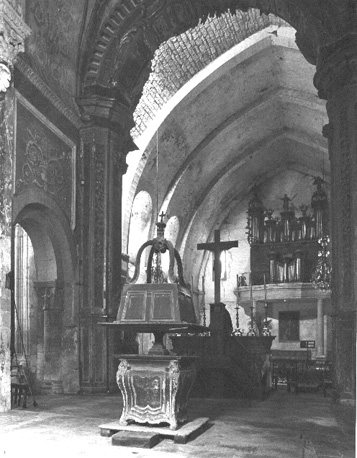 Zicht in de kerk van achter het altaar