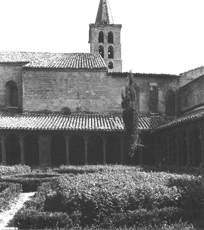 Klooster: kloosterhof en zicht op kerk en klokkentoren vanuit het zuiden