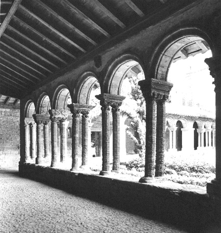 Klooster: kloostergang met zicht op kloosterhof